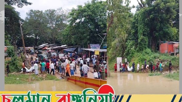 চন্দ্রঘোনা ফেরিঘাটে শিশুকন্যার লাশ উদ্ধার করছে পুলিশ। এসময় নদী পাড়ে শত শত মানুষ ভীড় করতে দেখা যায়।