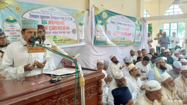 রাঙ্গুনিয়ায় সৈয়্যদ মুহাম্মদ তৈয়্যব শাহ (রহ:) এর ৩৩তম সালানা ওরশ উপলক্ষে মিলাদ মাহফিলে মোনাজাত পরিচালনা করছেন অধ্যক্ষ মুফতি মোহাম্মদ মুজিবুর রহমান নেজামী।